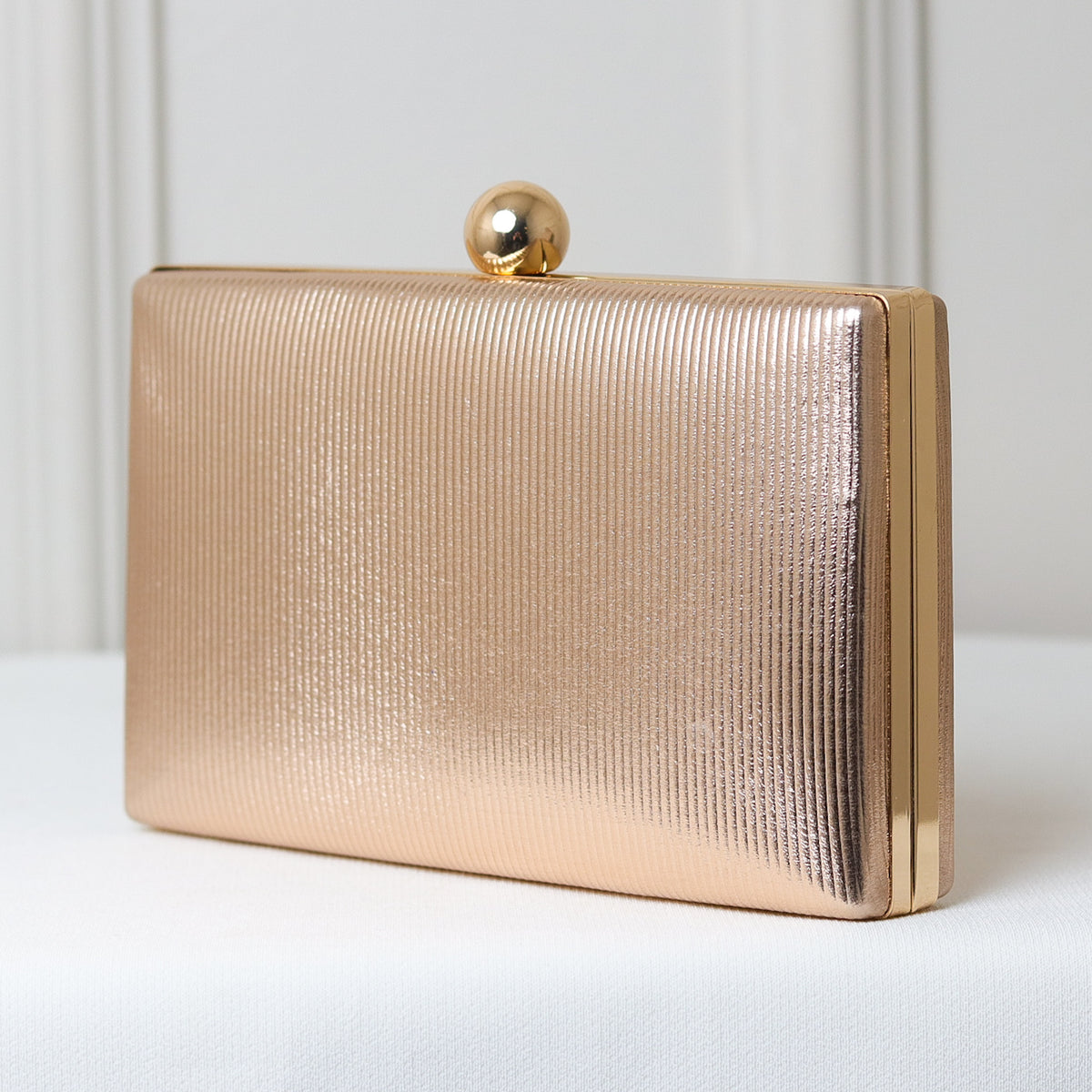CLUTCH LISA TEXTURA LINHAS FORMATO RETANGULAR FECHO ESFERA