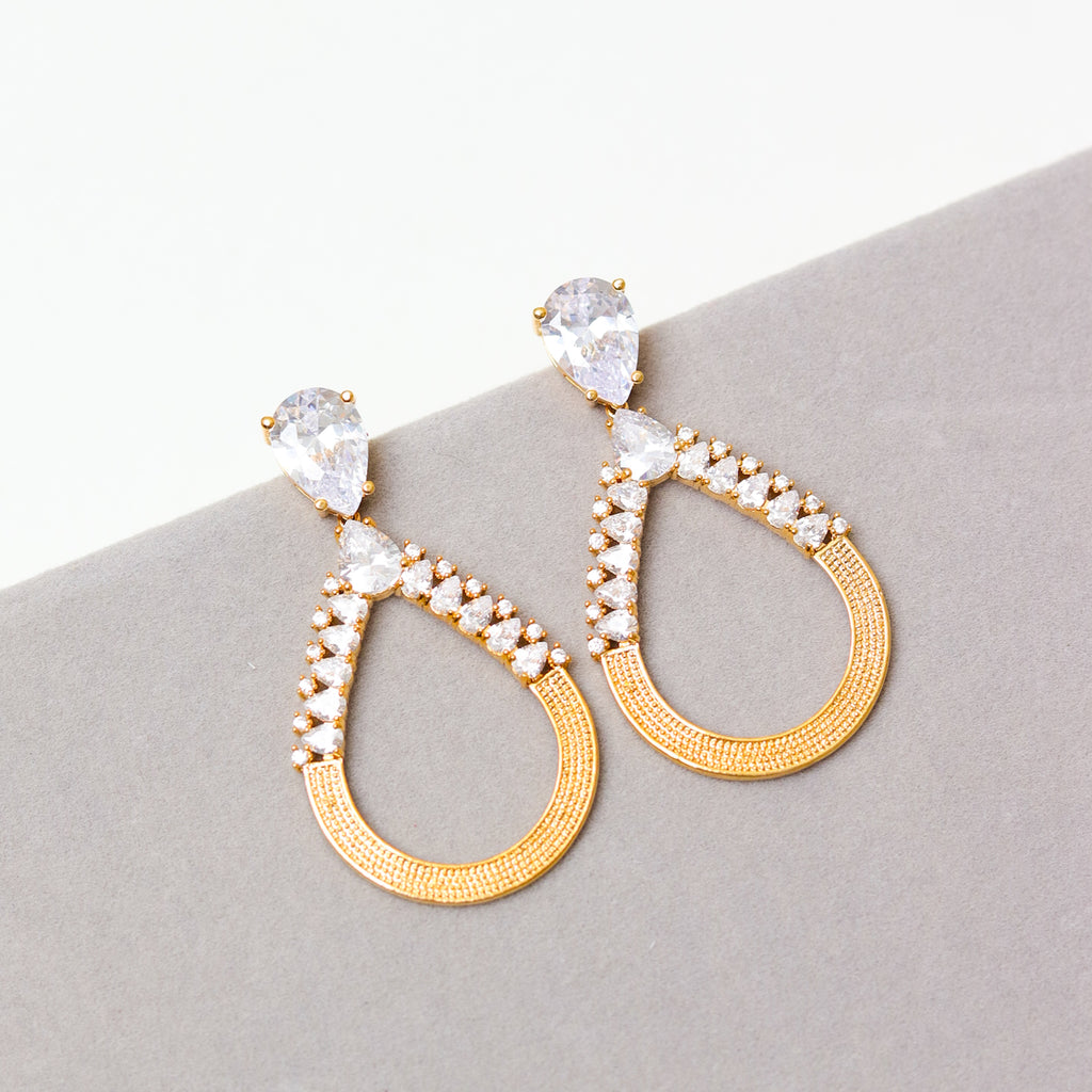 BRINCO FESTA DOURADO CRAVEJADO ZIRCÔNIA GOTA VAZADO