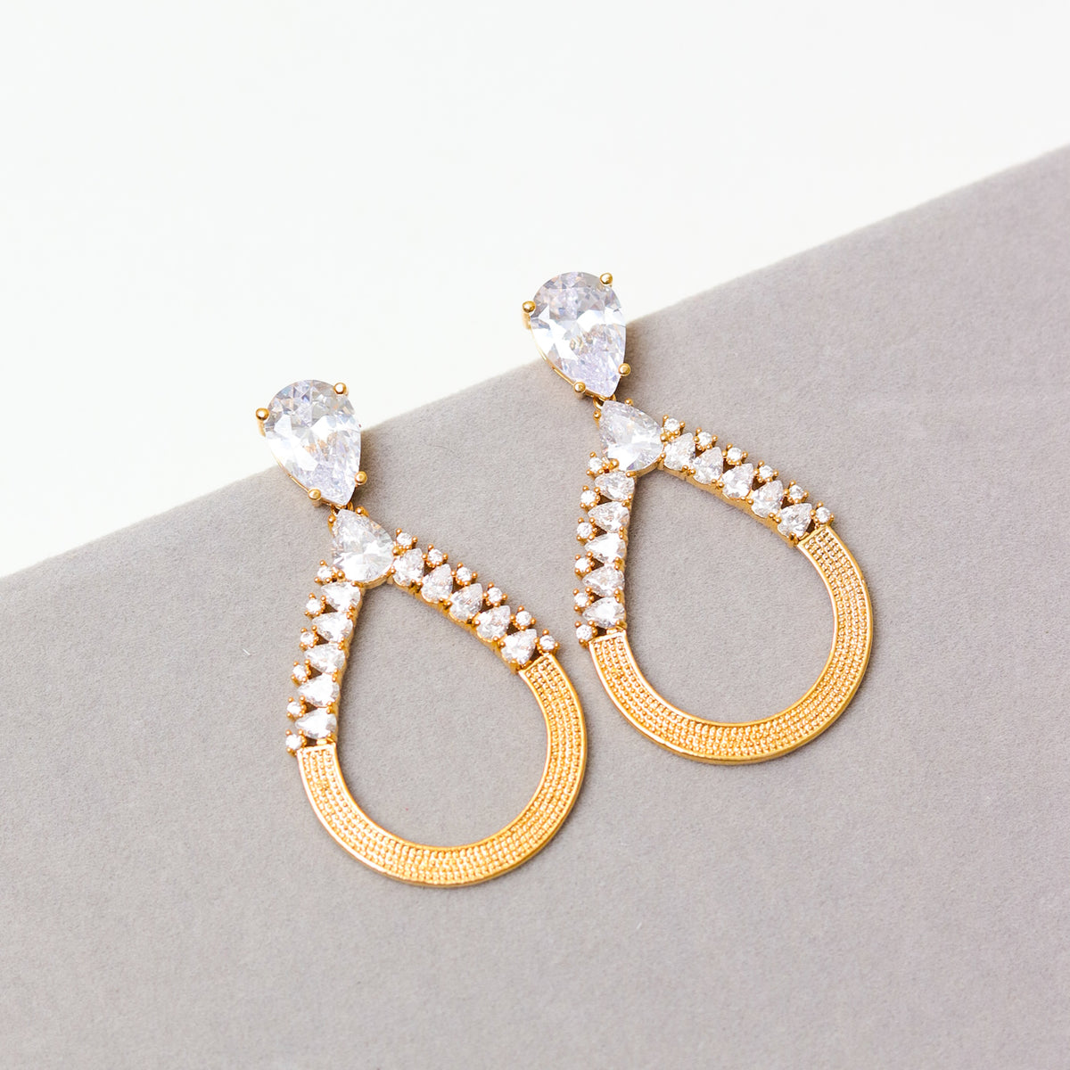 BRINCO FESTA DOURADO CRAVEJADO ZIRCÔNIA GOTA VAZADO