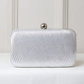CLUTCH BRILHO TEXTURA LINHAS LADO FORMATO RETANGULAR FECHO ESFERA