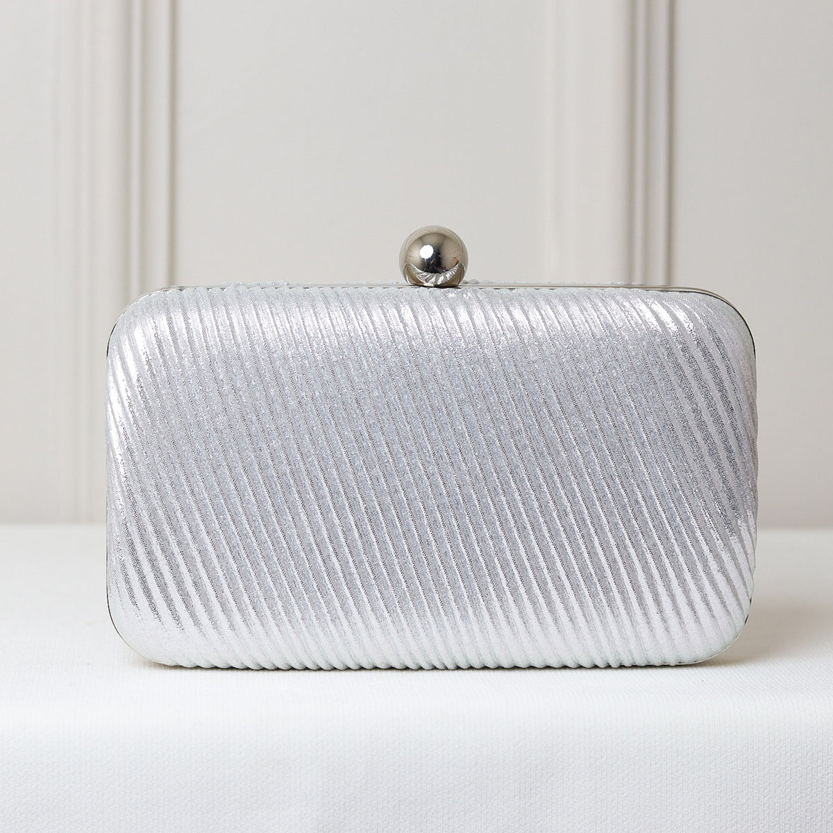 CLUTCH BRILHO TEXTURA LINHAS LADO FORMATO RETANGULAR FECHO ESFERA