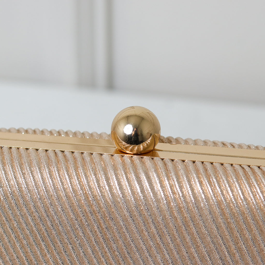 CLUTCH BRILHO TEXTURA LINHAS LADO FORMATO RETANGULAR FECHO ESFERA