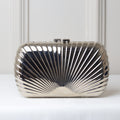 CLUTCH METALIZADA FORMATO CONCHA RETANGULAR FECHO RETO