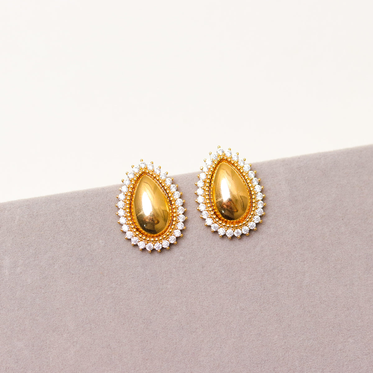 BRINCO FESTA DOURADO METALIZADO GOTA CRAVEJADO MICRO ZIRCÔNIA
