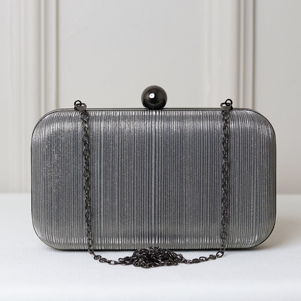 CLUTCH ÔNIX PRETA BRILHO TEXTURA LINHAS FORMATO RETANGULAR FECHO ESFERA
