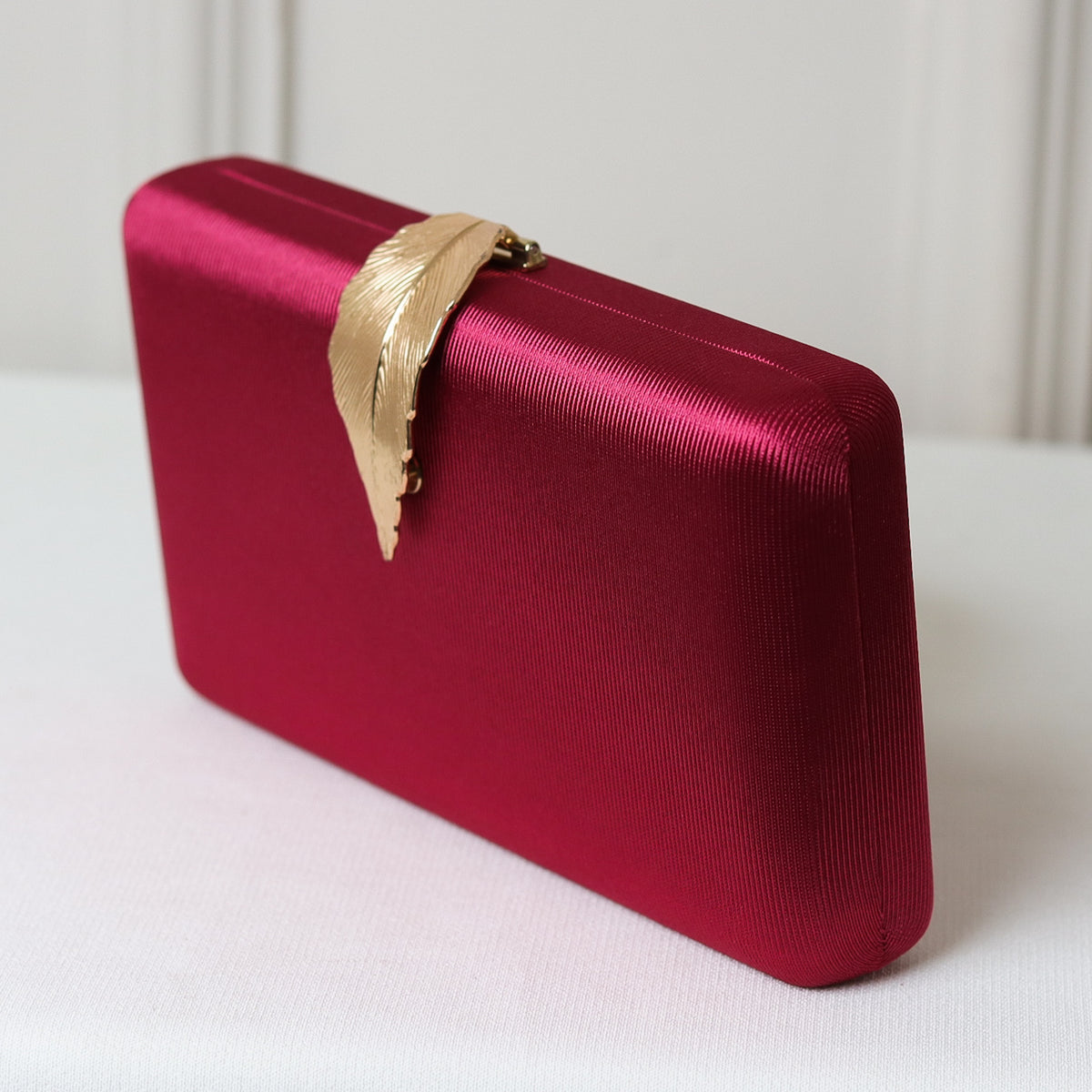 CLUTCH VERMELHA FECHO LISO FOLHA FORMATO RETANGULAR