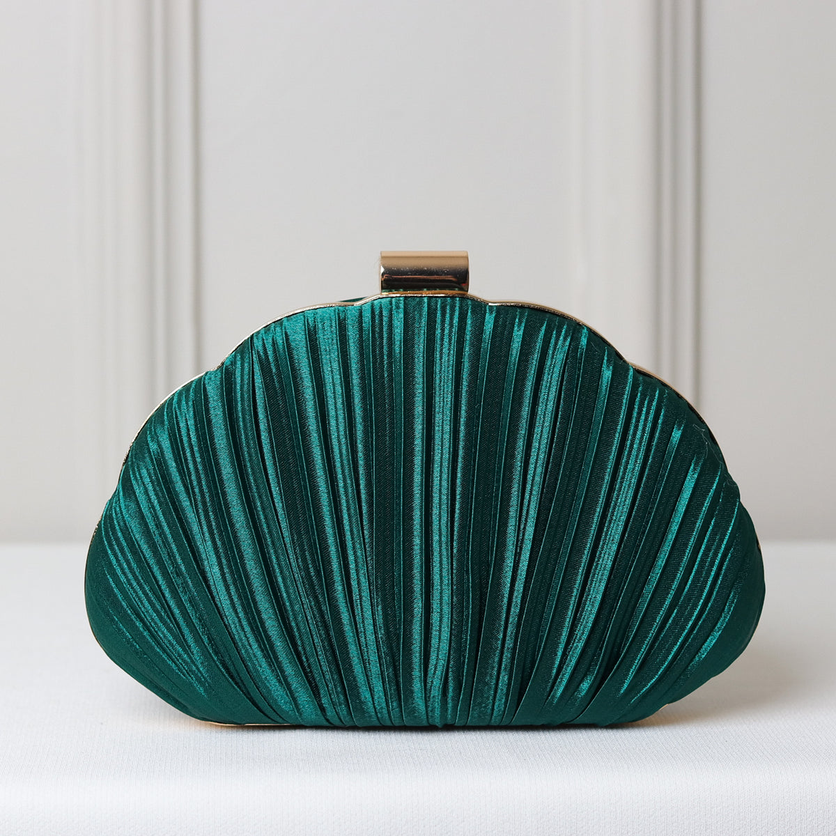 CLUTCH TECIDO CETIM PLISSADO FORMATO CONCHA