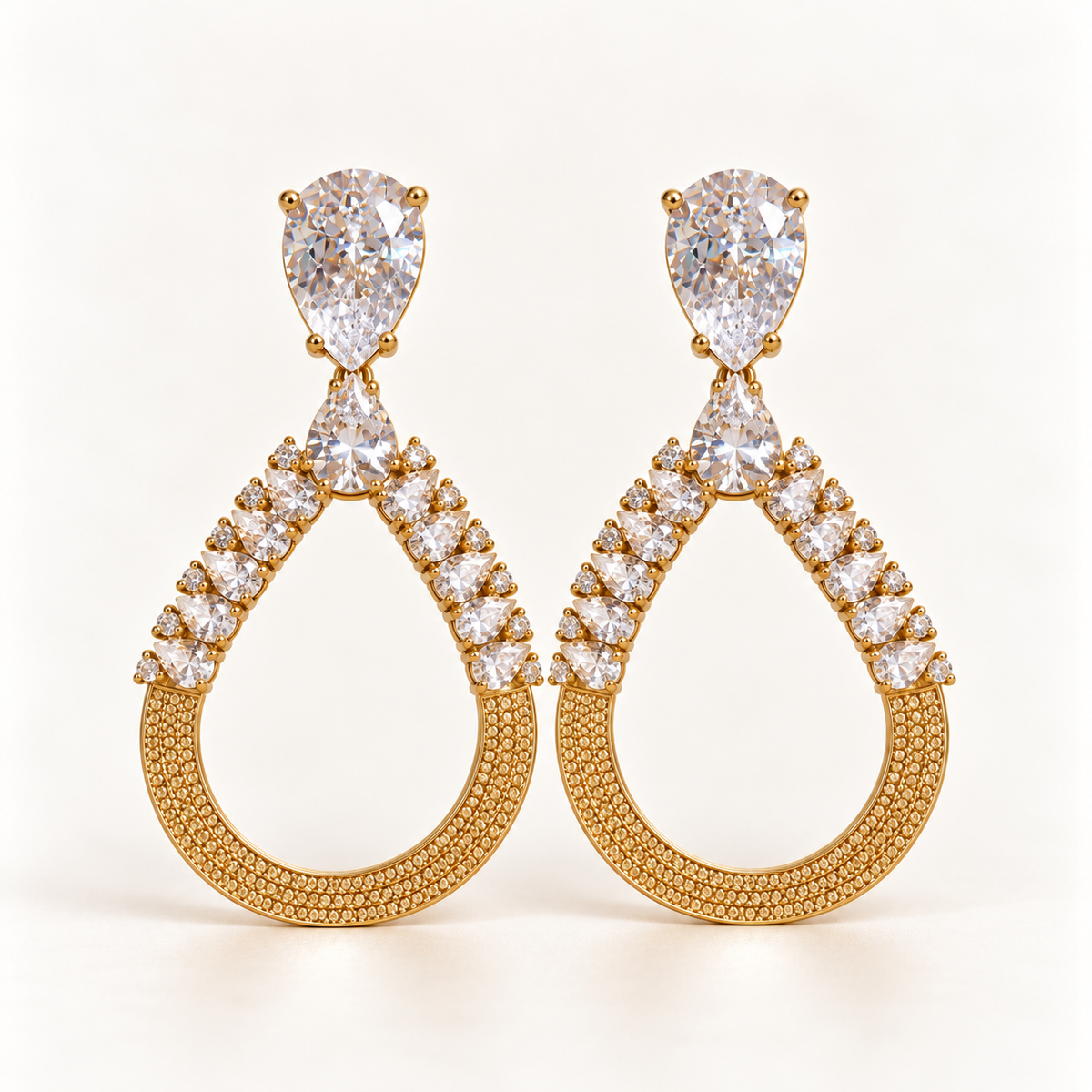 BRINCO FESTA DOURADO CRAVEJADO ZIRCÔNIA GOTA VAZADO