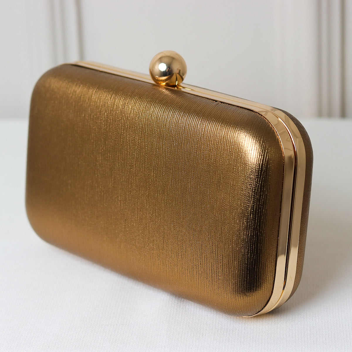 CLUTCH LISA TEXTURA CRAQUELADA FORMATO RETANGULAR FECHO ESFERA