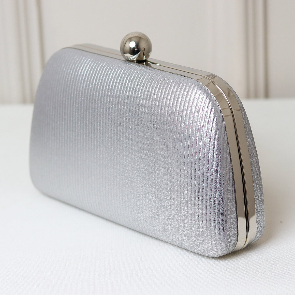 CLUTCH LISA TEXTURA FORMATO RETANGULAR PONTA ARREDONDADA