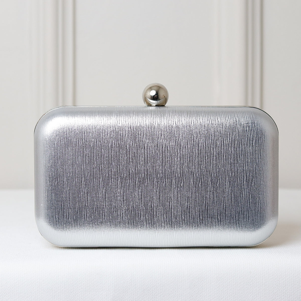 CLUTCH LISA TEXTURA CRAQUELADA FORMATO RETANGULAR FECHO ESFERA