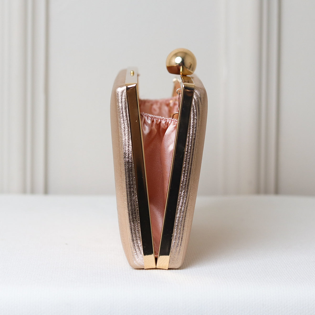 CLUTCH LISA TEXTURA LINHAS FORMATO RETANGULAR FECHO ESFERA