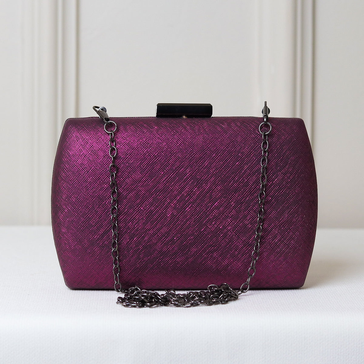 CLUTCH ROXA BRILHO TEXTURA PONTILHADA FORMATO RETANGULAR FECHO RETO