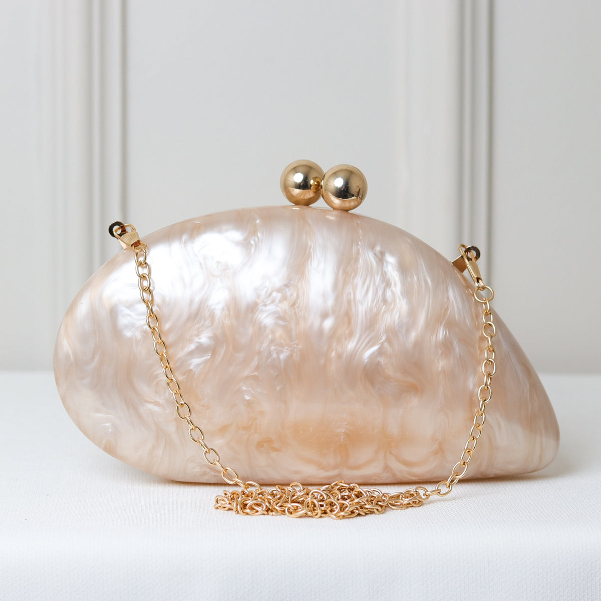 CLUTCH MADREPÉROLA OVAL CRÍLICO IMITAÇÃO FECHO ESFERA DUPLA