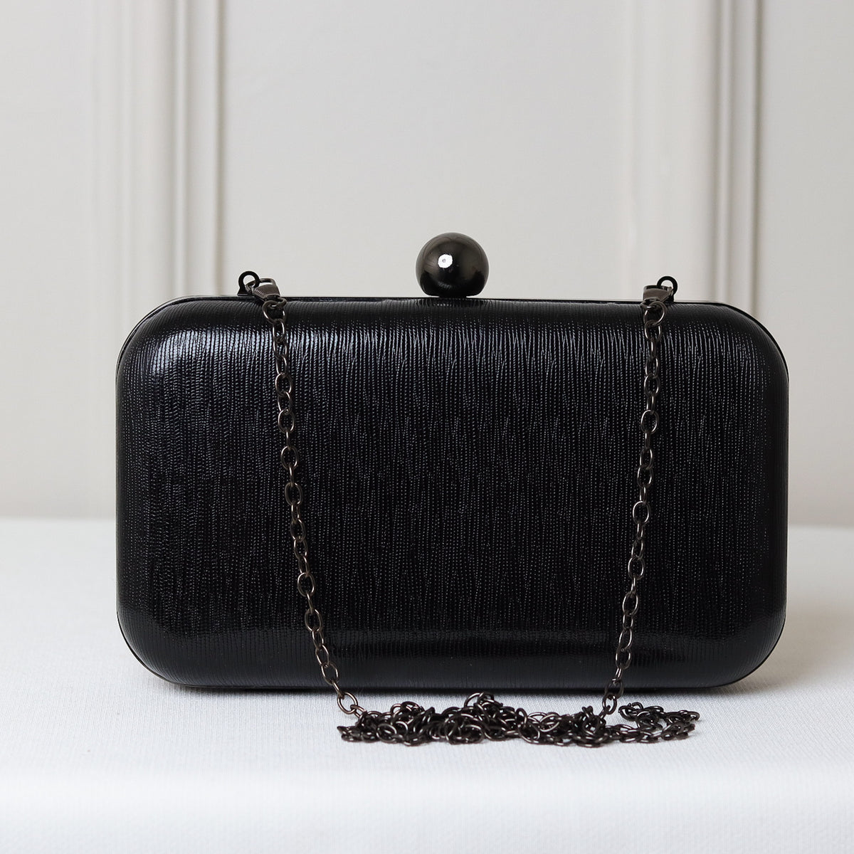 CLUTCH LISA TEXTURA CRAQUELADA FORMATO RETANGULAR FECHO ESFERA