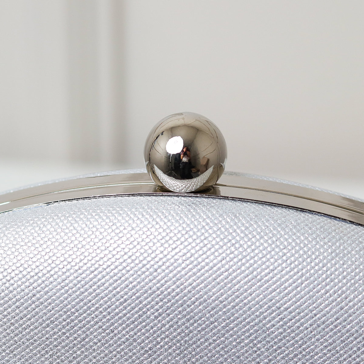 CLUTCH BRILHO TEXTURA FORMATO OVAL FECHO ESFERA