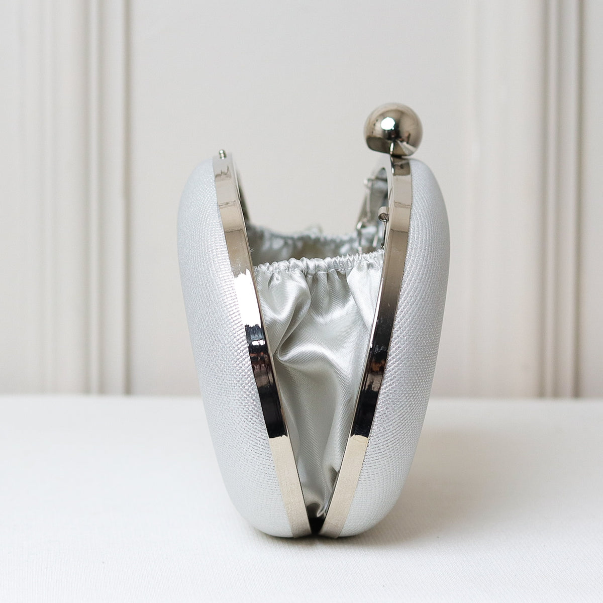 CLUTCH BRILHO TEXTURA FORMATO OVAL FECHO ESFERA