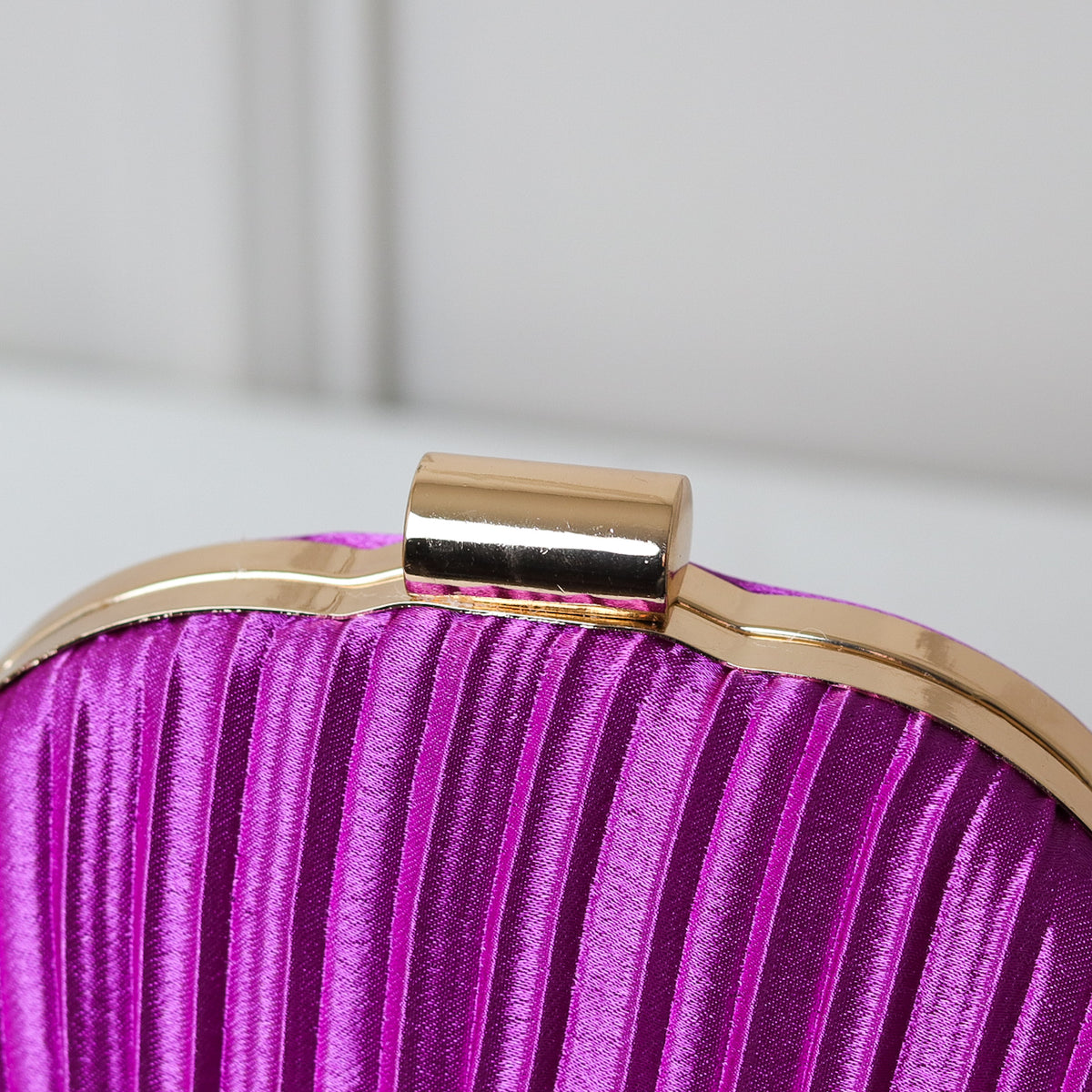 CLUTCH TECIDO CETIM PLISSADO FORMATO CONCHA