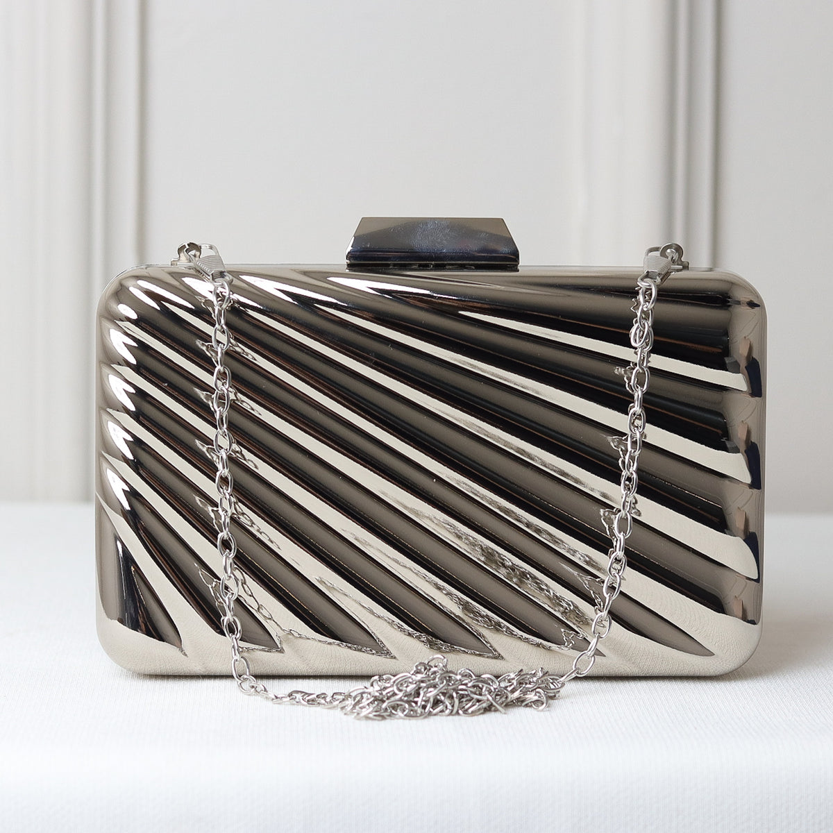 CLUTCH METALIZADA GEOMETRICA ONDULADA FORMATO RETANGULAR