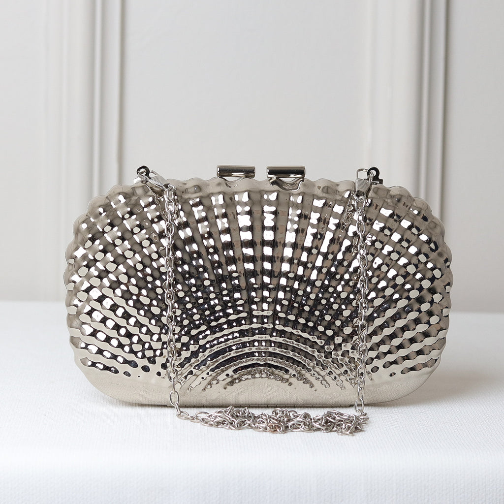 CLUTCH METALIZADA FORMATO CONCHA PONTILHADA RETANGULAR