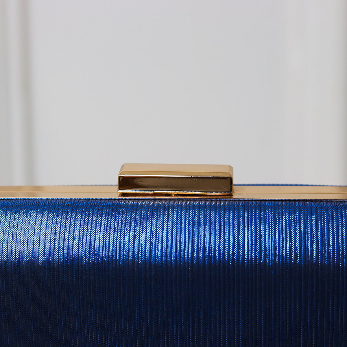 CLUTCH AZUL BRILHO LINHAS RETANGULAR FECHO RETO