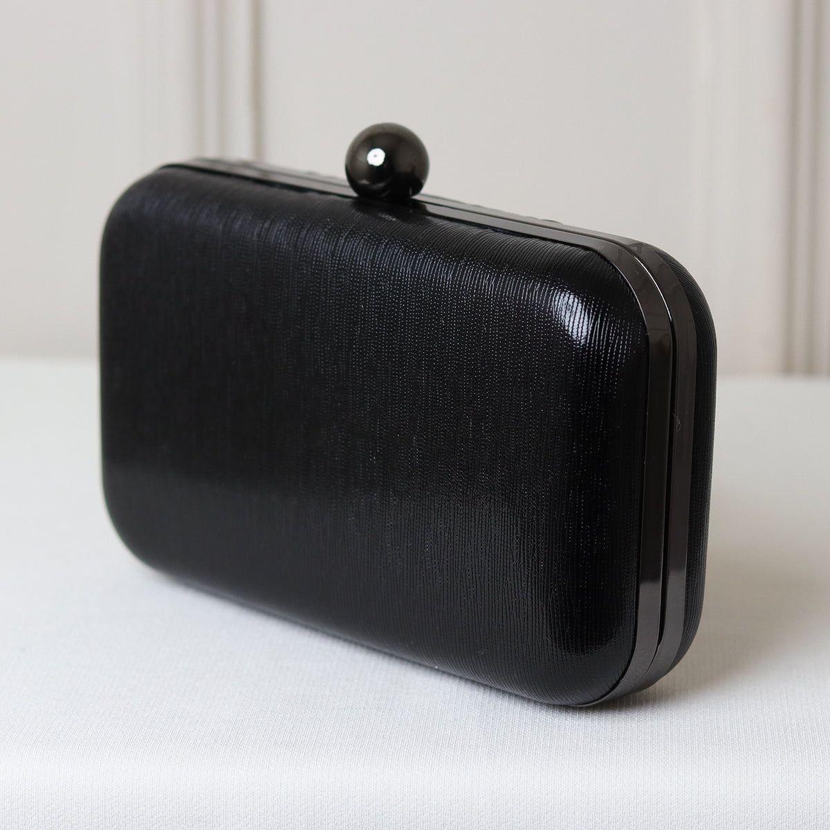 CLUTCH LISA TEXTURA CRAQUELADA FORMATO RETANGULAR FECHO ESFERA
