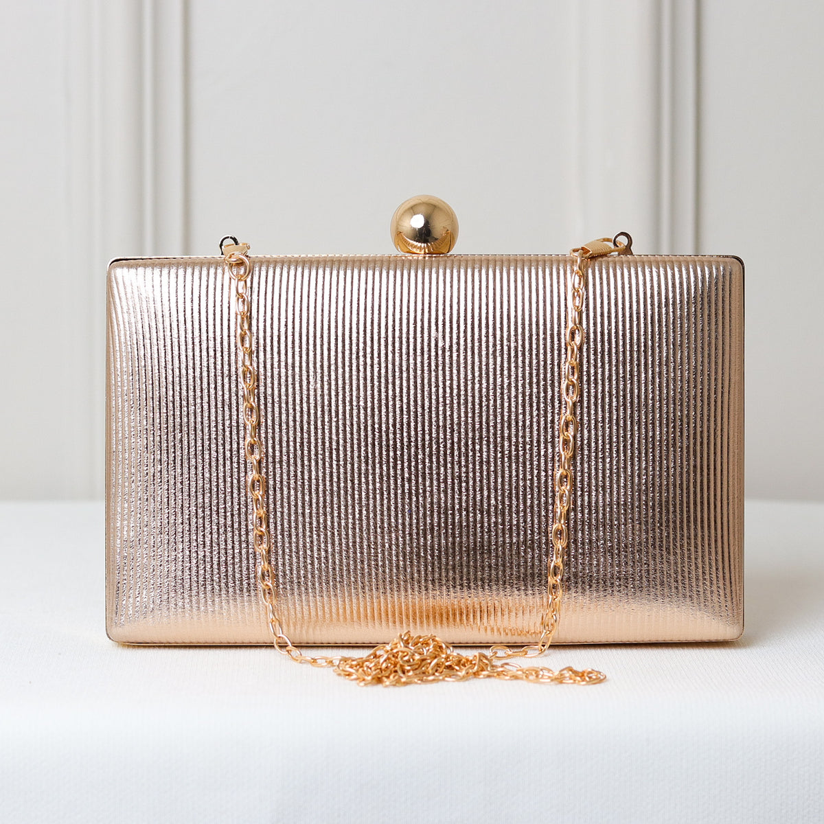 CLUTCH LISA TEXTURA LINHAS FORMATO RETANGULAR FECHO ESFERA