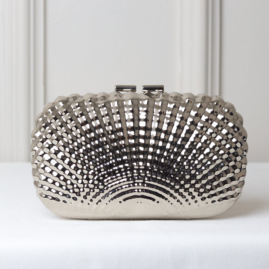 CLUTCH METALIZADA FORMATO CONCHA PONTILHADA RETANGULAR