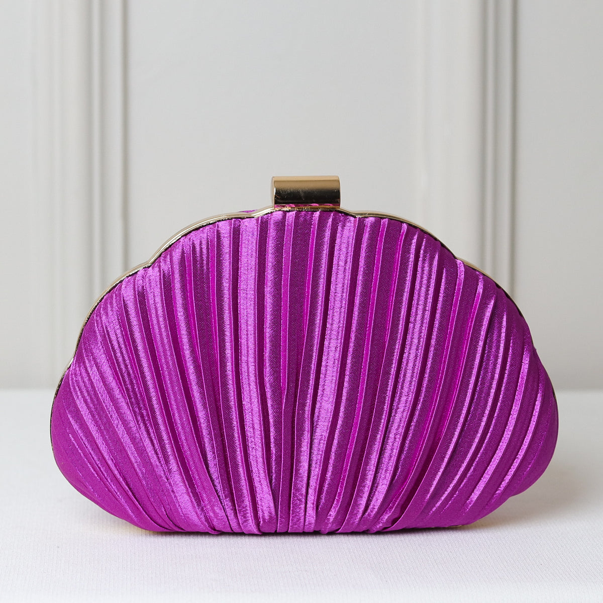 CLUTCH TECIDO CETIM PLISSADO FORMATO CONCHA