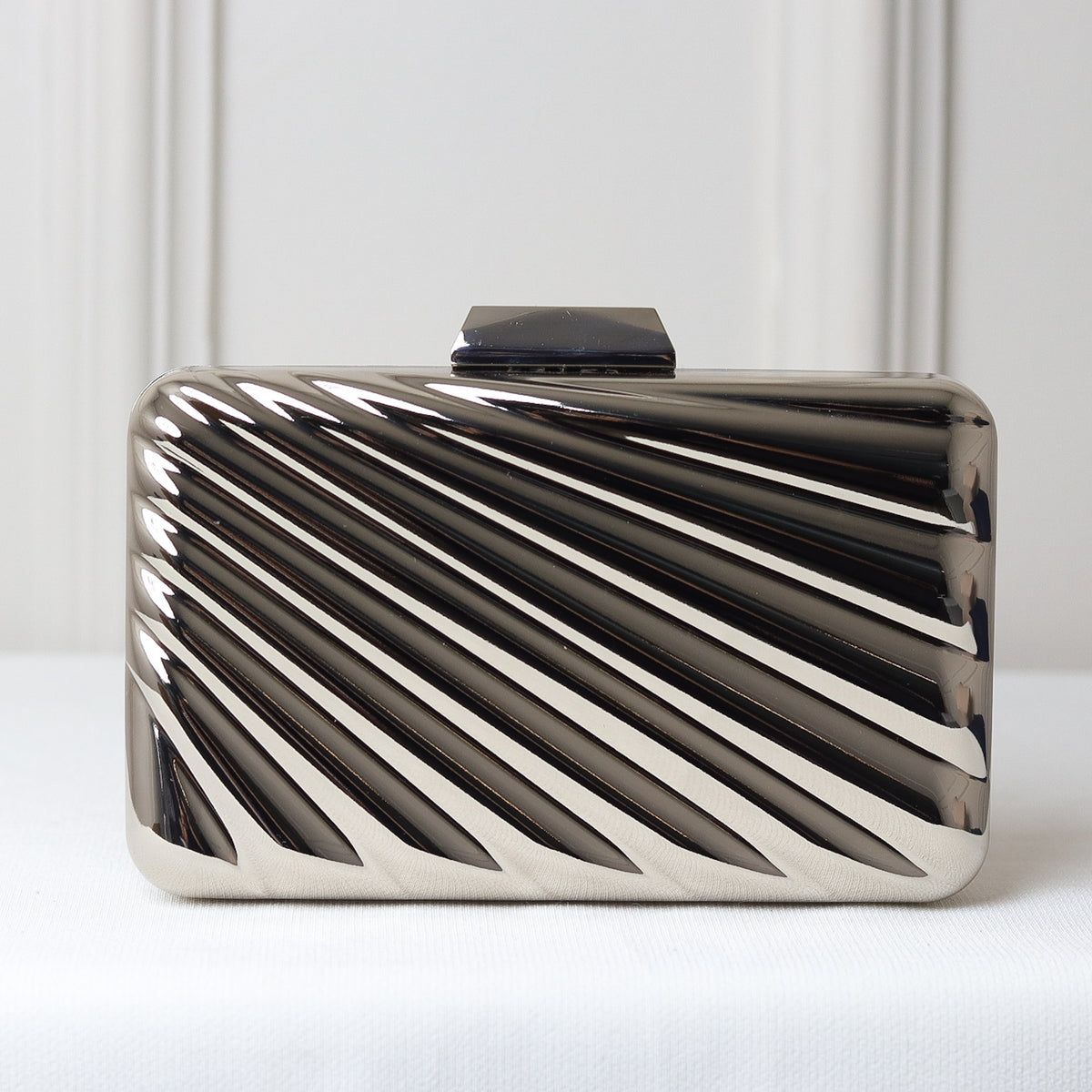 CLUTCH METALIZADA GEOMETRICA ONDULADA FORMATO RETANGULAR