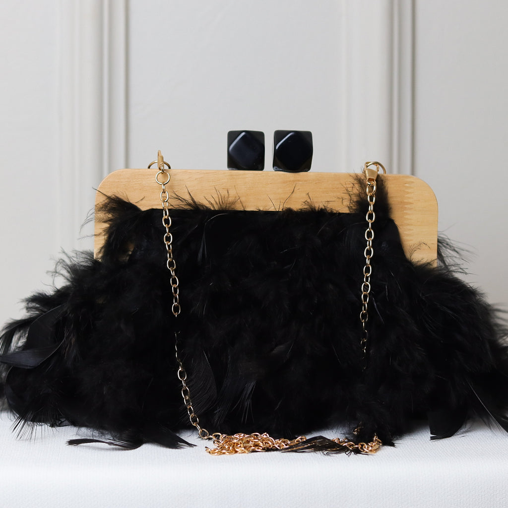 CLUTCH PRETA PLUMA DETALHE FECHO MADEIRA FORMATO RETANGULAR