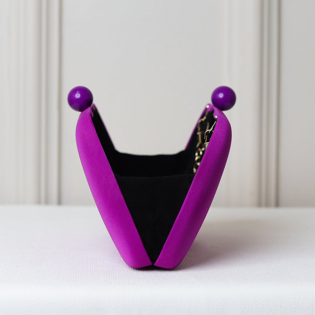 CLUTCH ROXA LISA TECIDO FORMATO PONTA FECHO ESFERA DUPLA