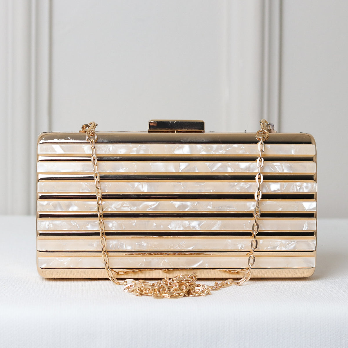CLUTCH MADREPEROLA NUDE LINHAS FRENTE ACRILICO RETANGULAR