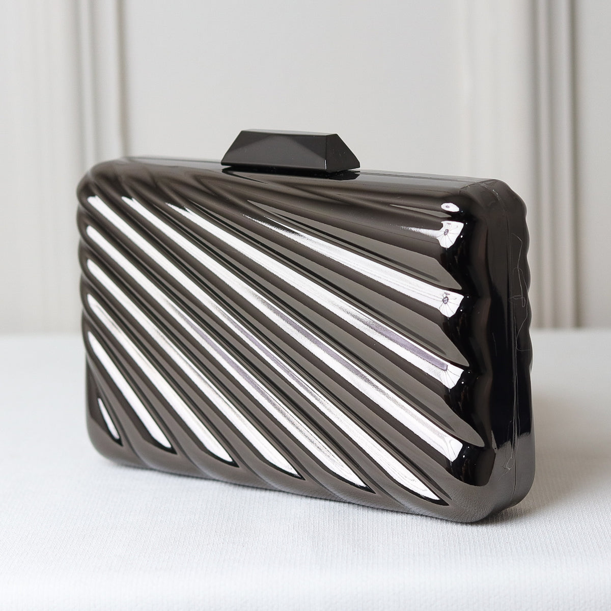 CLUTCH METALIZADA GEOMETRICA ONDULADA FORMATO RETANGULAR