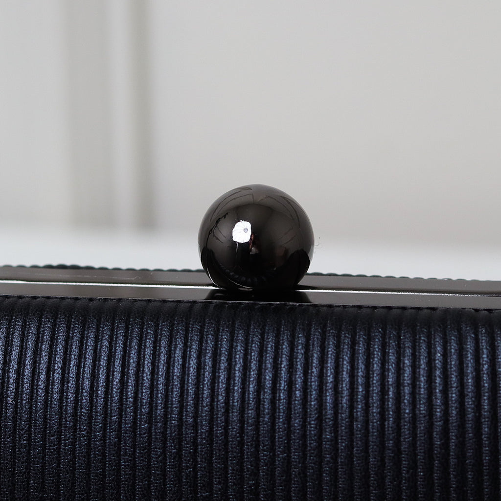 CLUTCH LISA TEXTURA FORMATO RETANGULAR PONTA ARREDONDADA