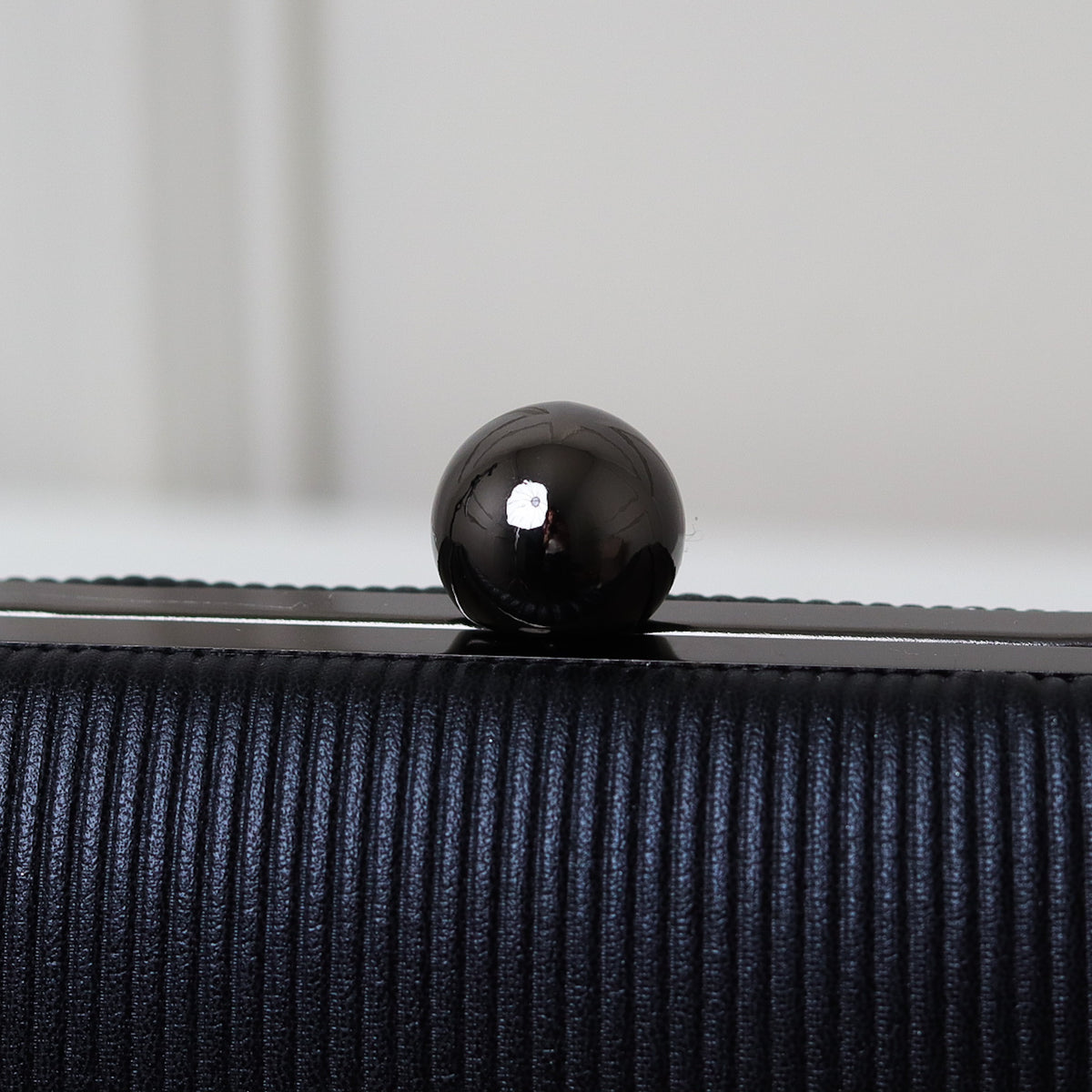 CLUTCH LISA TEXTURA FORMATO RETANGULAR PONTA ARREDONDADA