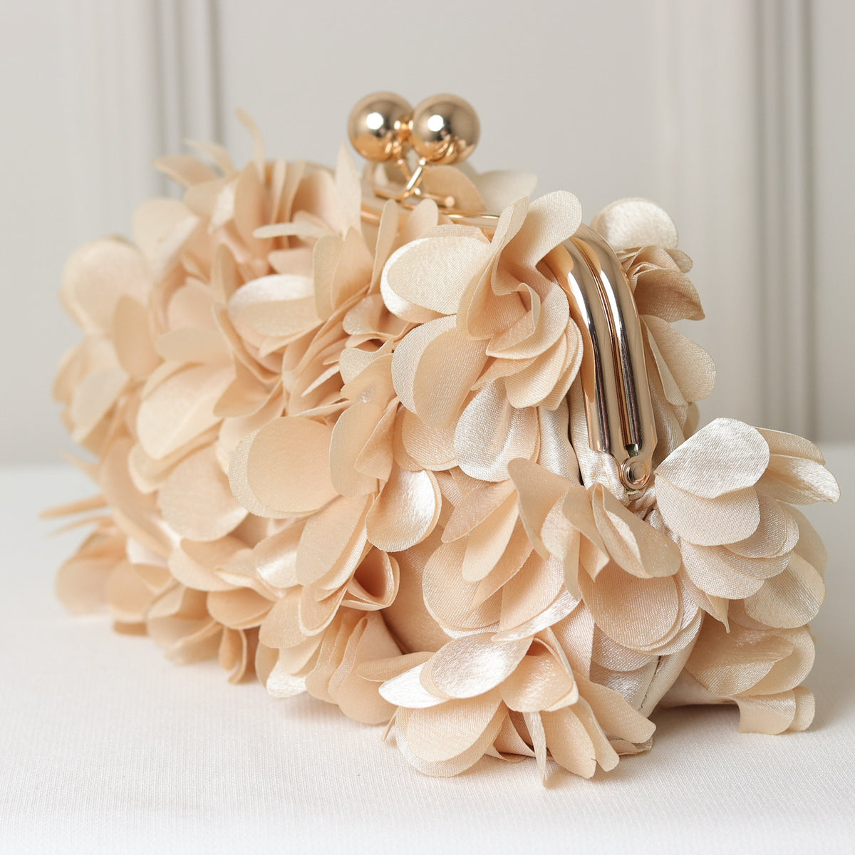 KIT FESTA: CLUTCH PÉTALA NUDE + BRINCO FESTA DOURADO