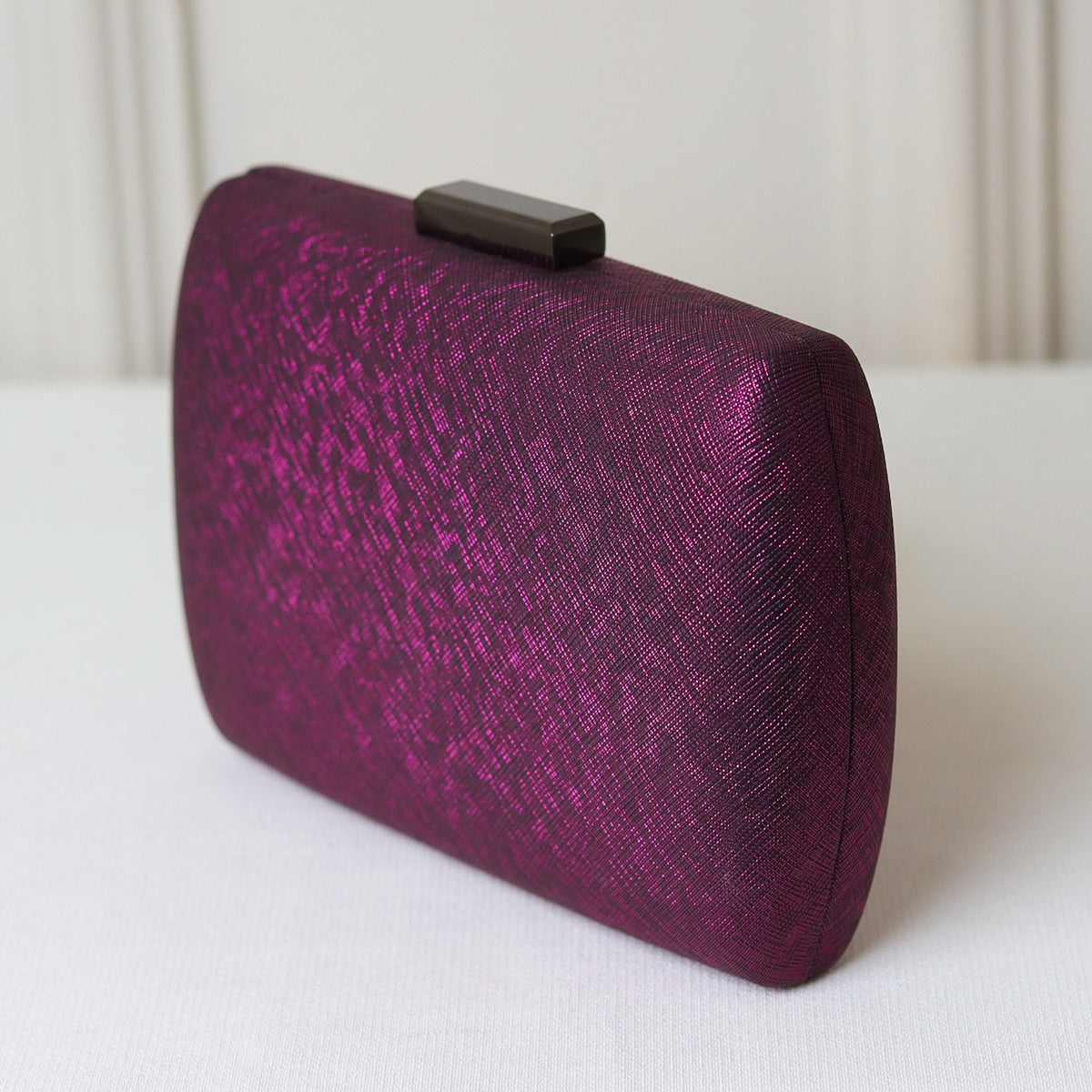 CLUTCH ROXA BRILHO TEXTURA PONTILHADA FORMATO RETANGULAR FECHO RETO