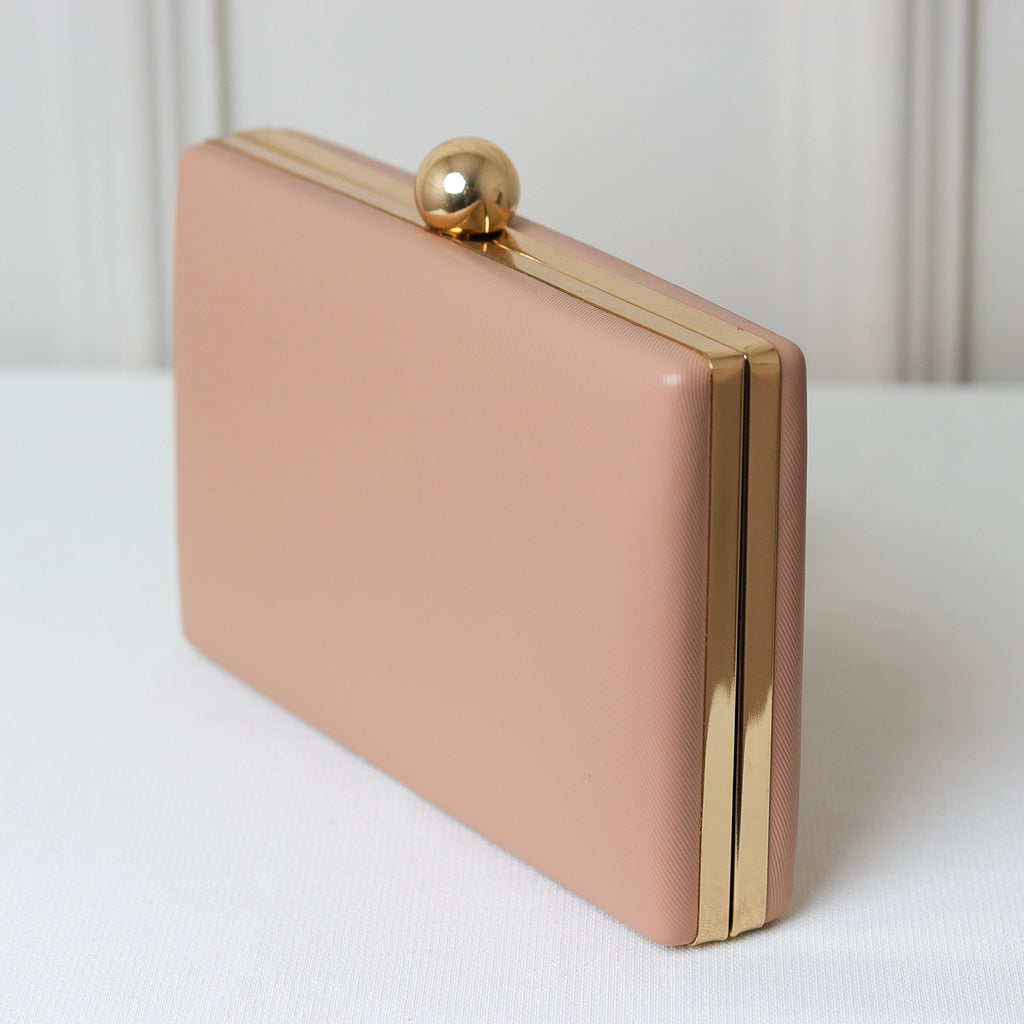 CLUTCH ROSÉ TEXTURA LISA DETALHE LINHAS FORMATO RETANGULAR FECHO ESFERA