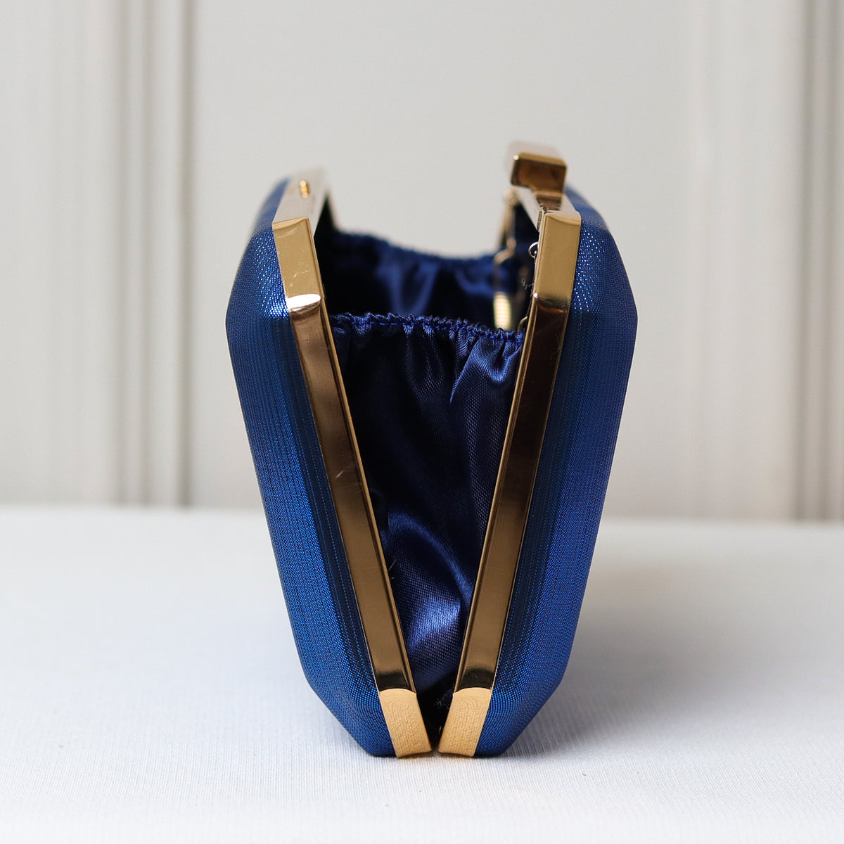 CLUTCH AZUL BRILHO LINHAS RETANGULAR FECHO RETO
