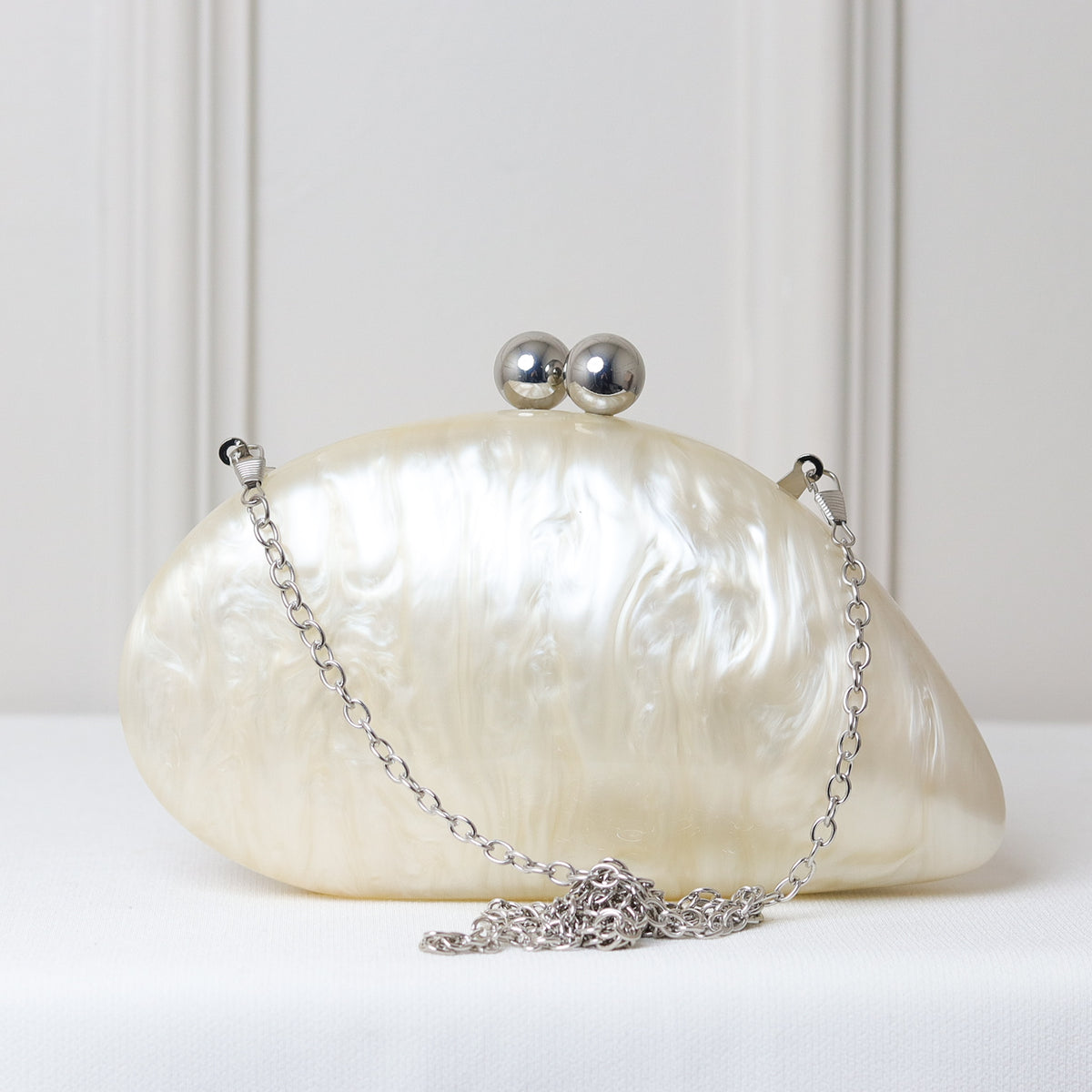 CLUTCH MADREPÉROLA OVAL CRÍLICO IMITAÇÃO FECHO ESFERA DUPLA