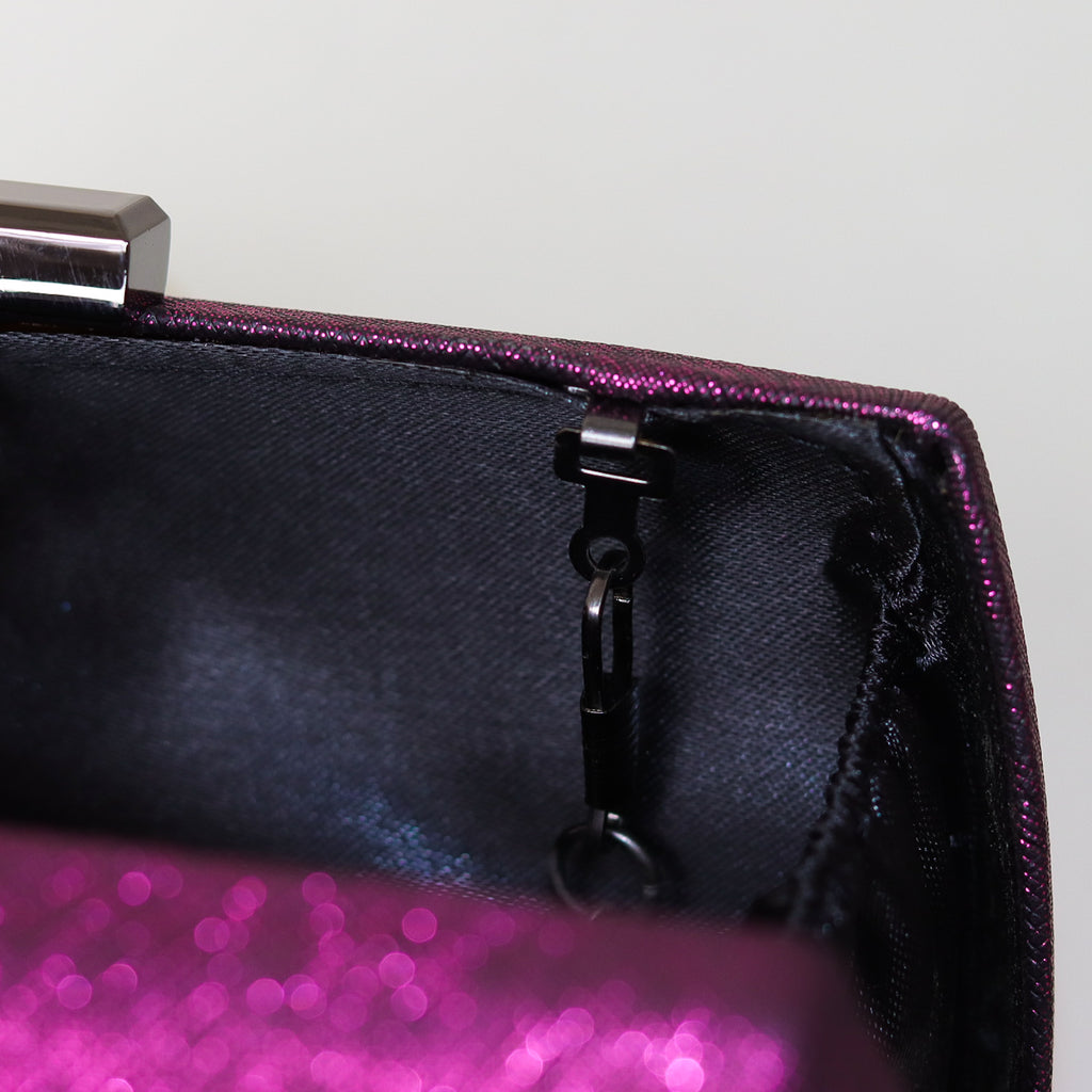 CLUTCH ROXA BRILHO TEXTURA PONTILHADA FORMATO RETANGULAR FECHO RETO