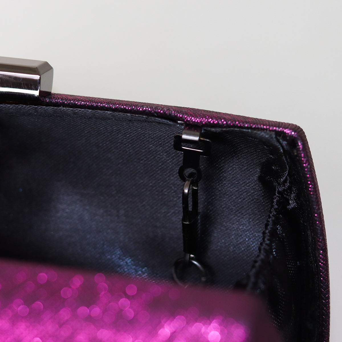 CLUTCH ROXA BRILHO TEXTURA PONTILHADA FORMATO RETANGULAR FECHO RETO