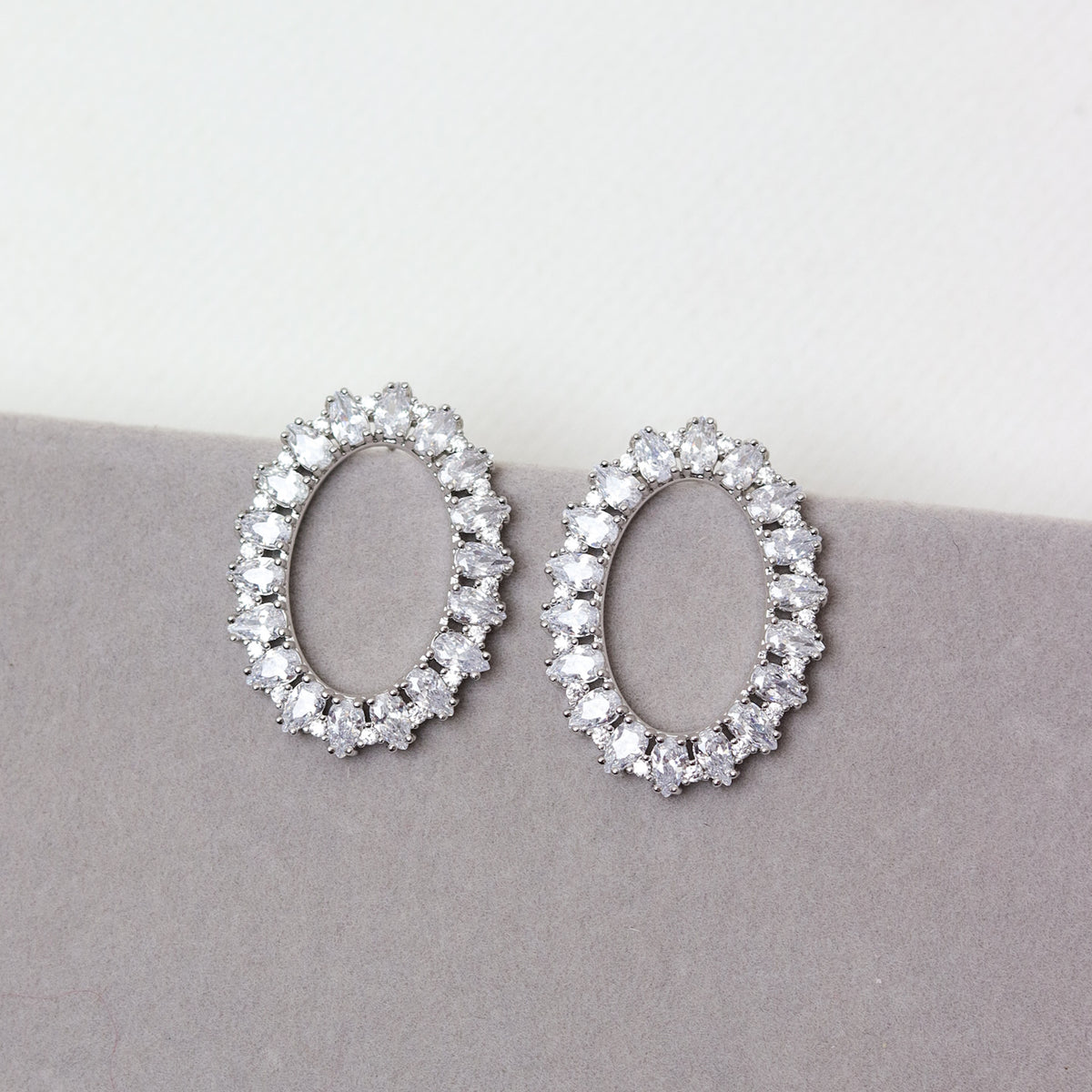 BRINCO FESTA PRATA CRAVEJADO ZIRCÔNIA GOTA OVAL VAZADO