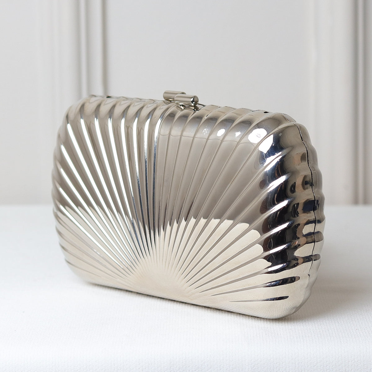 CLUTCH METALIZADA FORMATO CONCHA RETANGULAR FECHO RETO