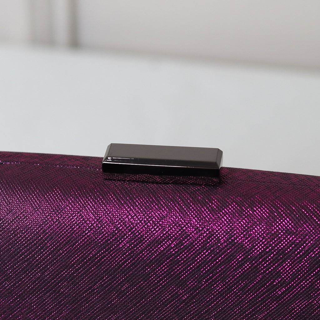 CLUTCH ROXA BRILHO TEXTURA PONTILHADA FORMATO RETANGULAR FECHO RETO