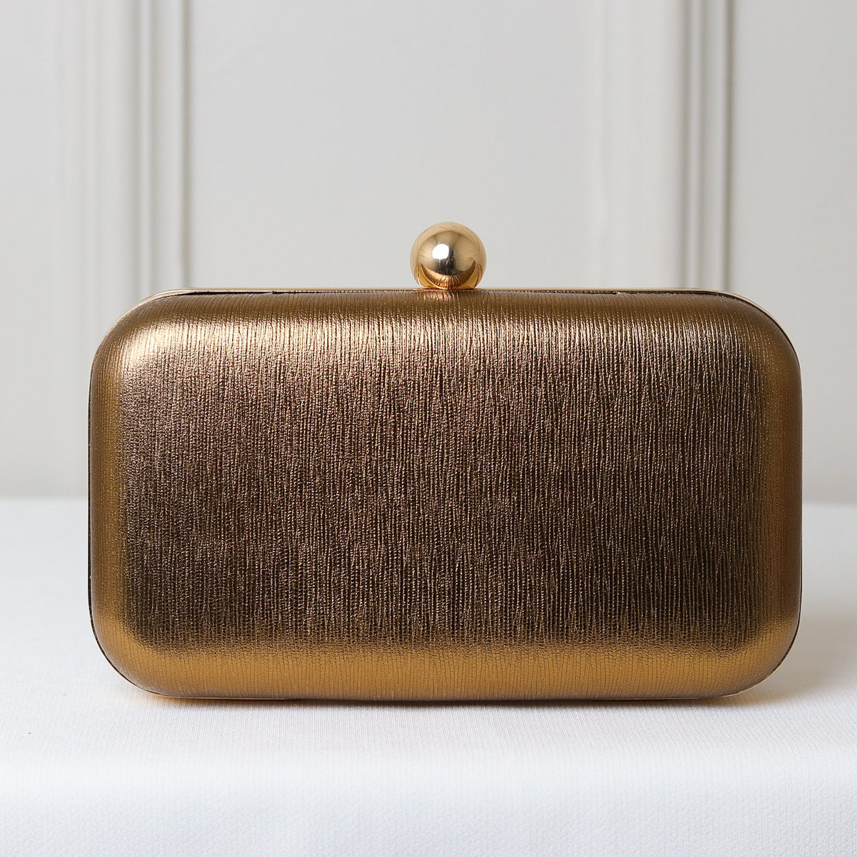 CLUTCH LISA TEXTURA CRAQUELADA FORMATO RETANGULAR FECHO ESFERA