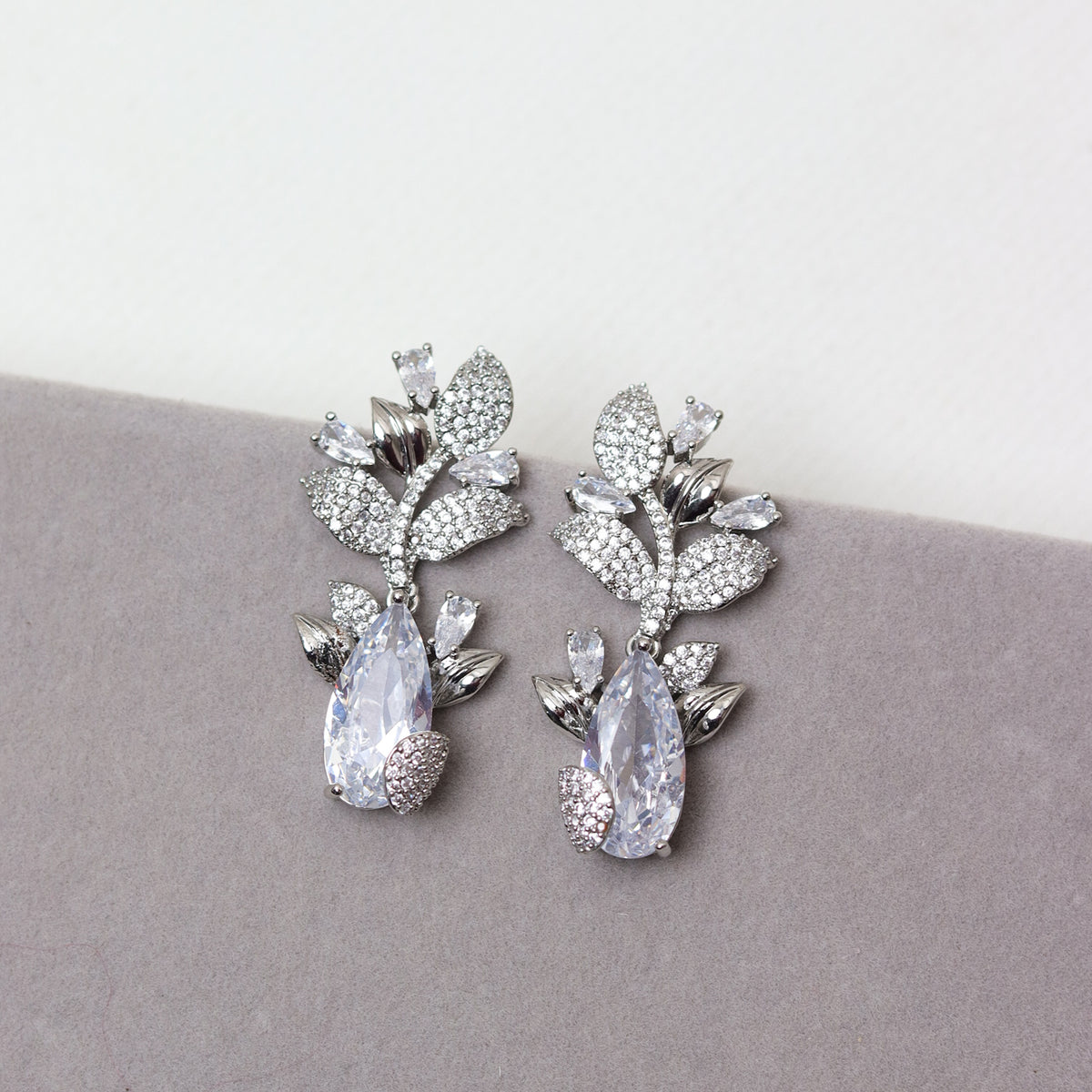 BRINCO FESTA PRATA CRAVEJADO RAMO DE FLOR