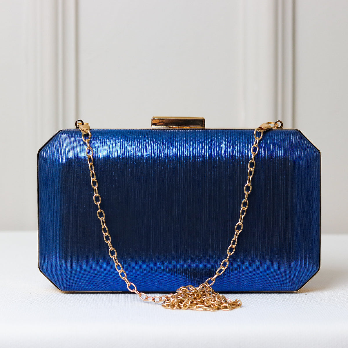 CLUTCH AZUL BRILHO LINHAS RETANGULAR FECHO RETO