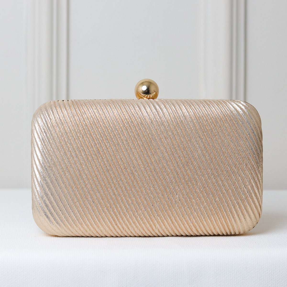CLUTCH BRILHO TEXTURA LINHAS LADO FORMATO RETANGULAR FECHO ESFERA